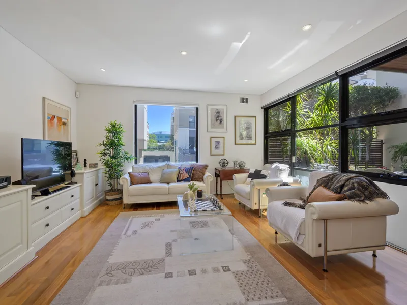 EXECUTIVE, SINGLE STOREY APARTMENT IN THE HEART OF SUBI