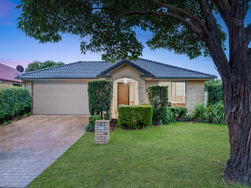 Perfect Family Home, Walk to Lake Eden!