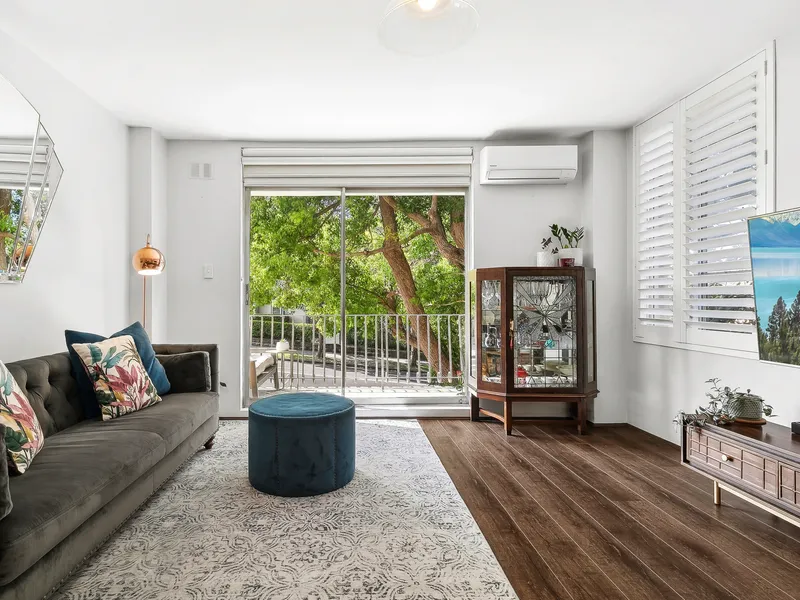 Superb Apartment with Tranquil Outlooks & Easy Ferry Access