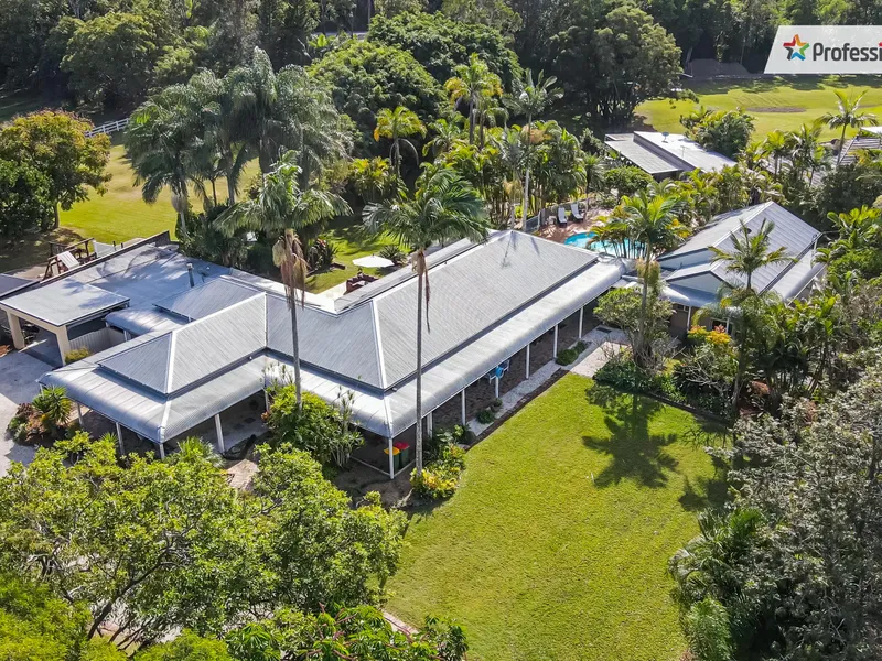 3 SEPARATE DWELLING AND ONLY 5 MINUTES TO BEACH