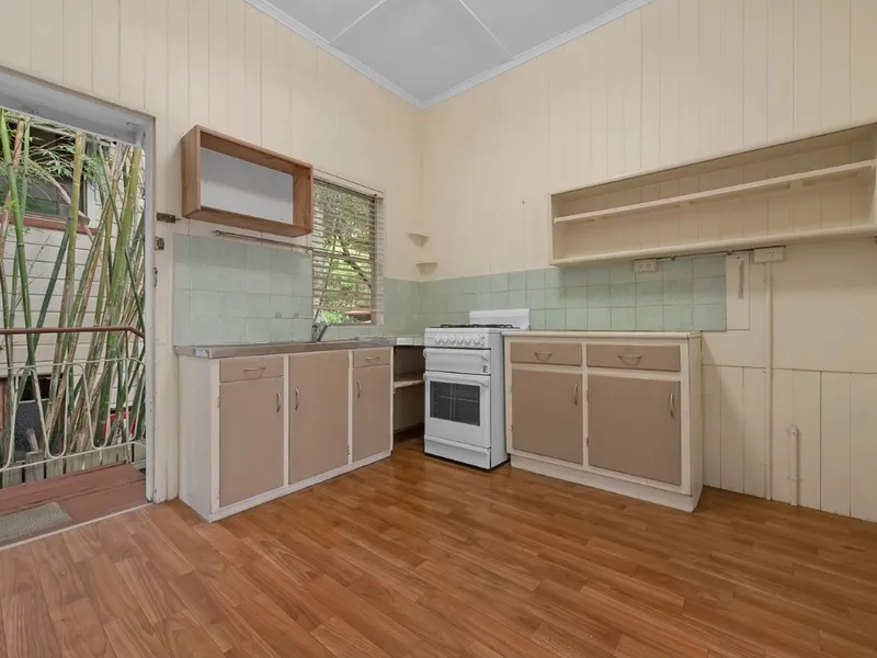 Large 2 bedroom unit in great location