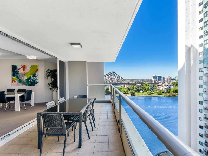 FURNSHED 3 BEDROOM APARTMENT WITH VIEWS & CARSPACE