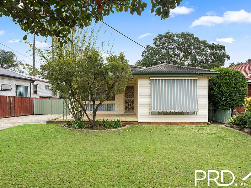 SPACIOUS FAMILY HOME ZONED FOR PICNIC POINT PRIMARY
