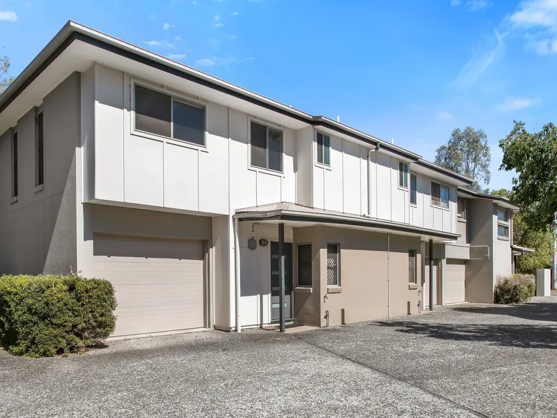 BEAUTIFUL TOWNHOUSE IN QUIET LOCATION WITH DUCTED A/C