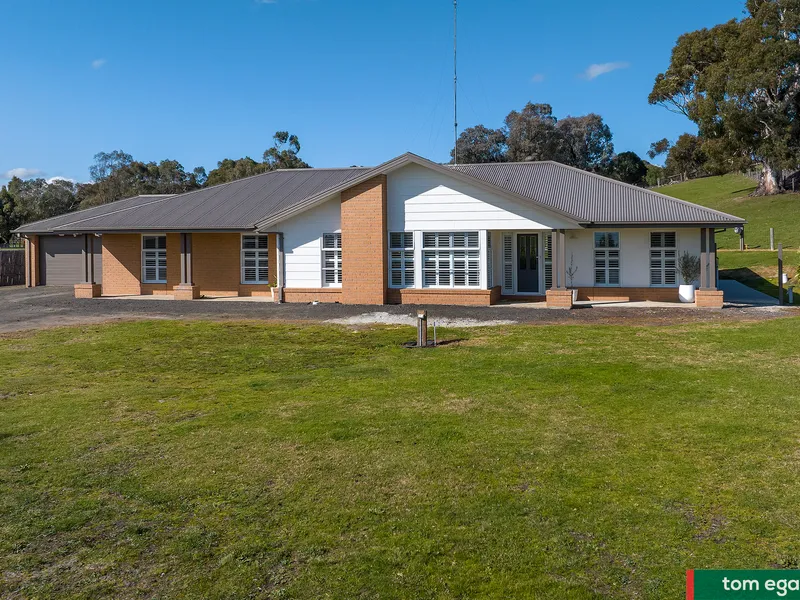A lovely family home set on 1 acre. Just move in and enjoy!