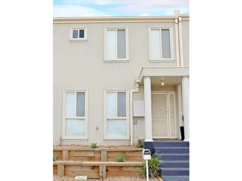 Stunning townhouse opposite parkland!