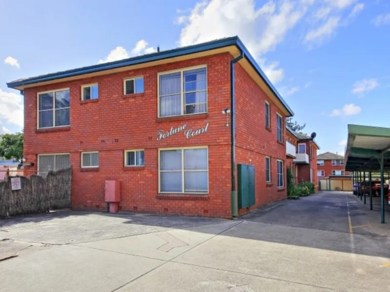 Spacious, modern apartment & undercover parking