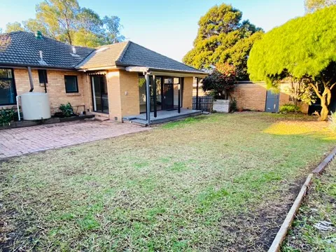 Court location close to shops and transport