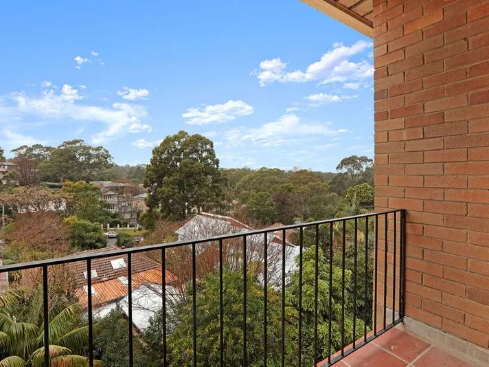 TOP FLOOR 2 BEDROOM WITH DISTRICT VIEWS