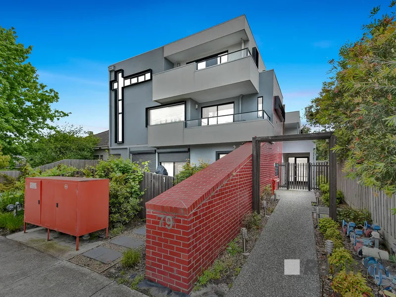 NEAR NEW BEAUTY IN AN UNRIVALLED LOCALE!