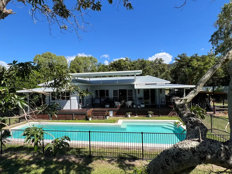 Resort Style one acre Haven 10 minutes to the pristine beaches of Port Douglas.