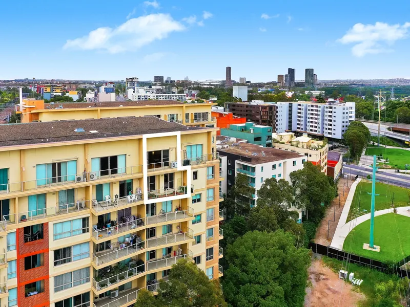 Level 10 apartment within 'Camellia Tower' enjoys sweeping city views