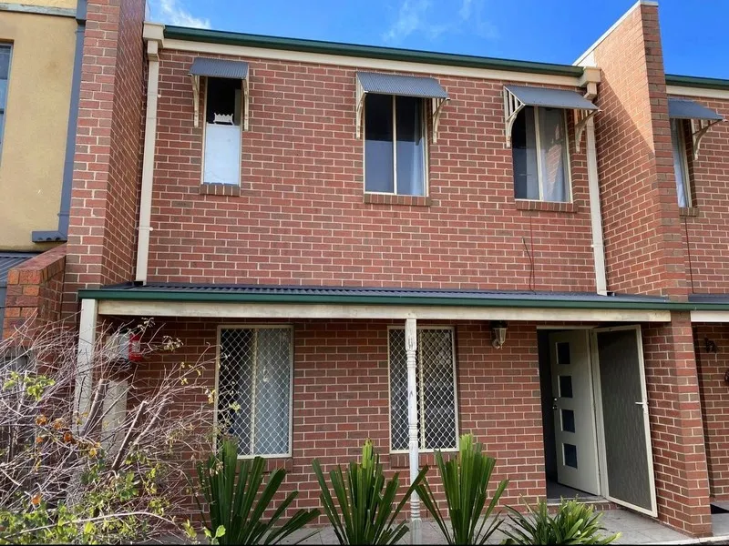 5 bedrooms Townhouse ,200m to Tram Station & MacDonald