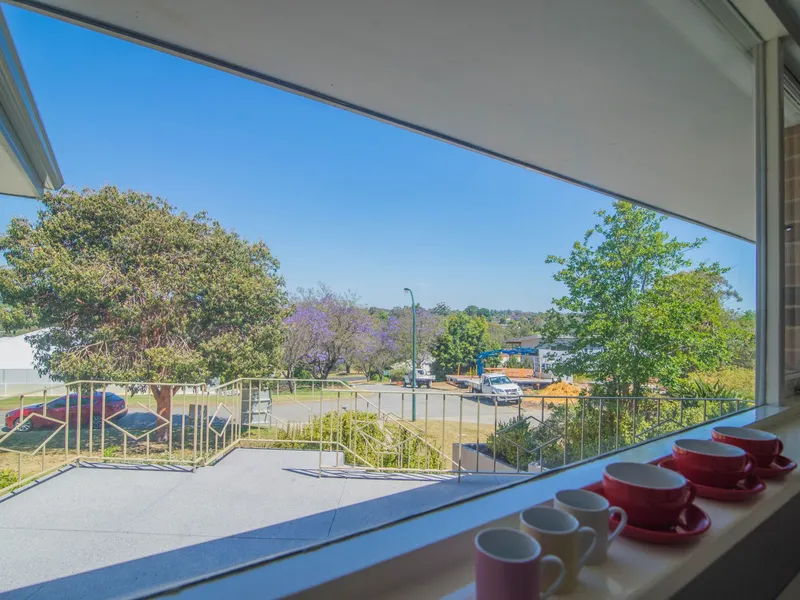 Perfect location high on Mount Pleasant with excellent views across the sky line.