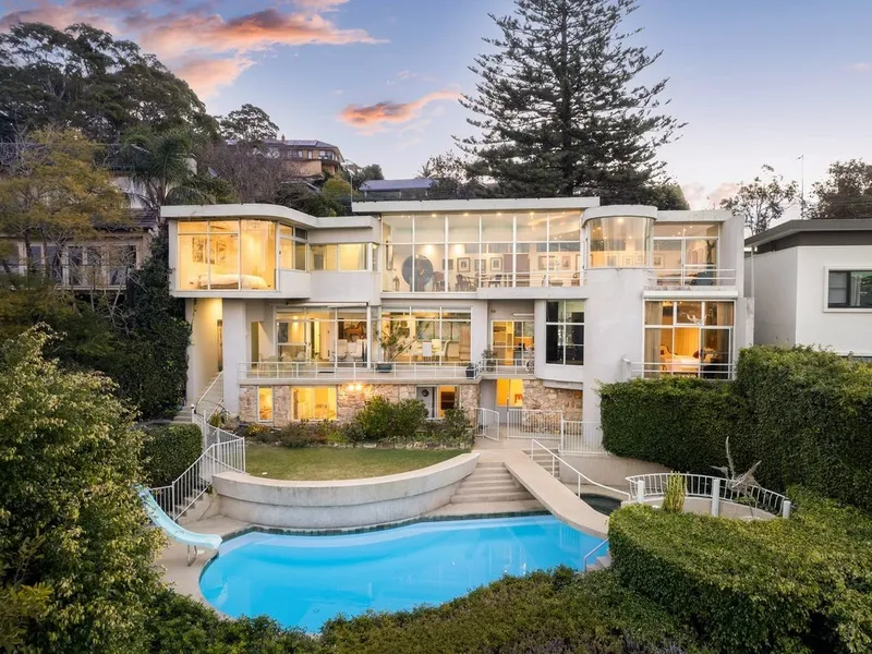 AN EXCEPTIONAL RESIDENCE OVERLOOKING THE PICTURESQUE MIDDLE HARBOUR