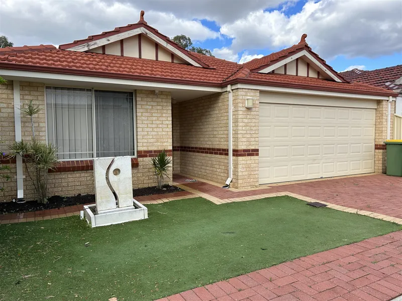 Luxury Living in Lakelands!