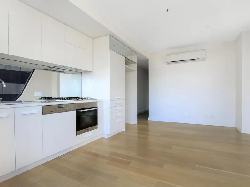 TWO BEDROOM APARTMENT IN SOUTH MELBOURNE