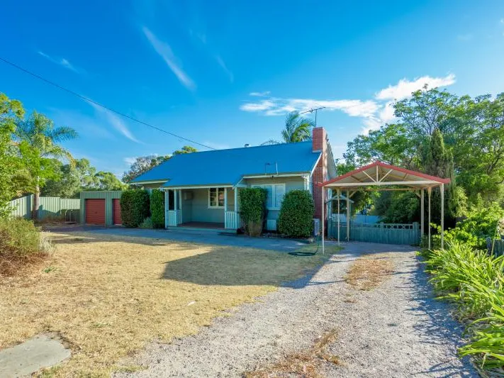 GORGEOUS CHARACTER HOME ON LARGE BLOCK!