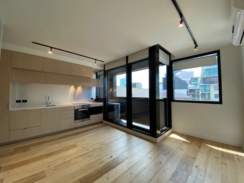 South Melbourne unique one bedroom apartment !! Good for invest and frist home buyer.