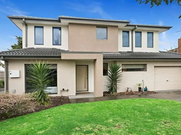 Instantly appealing, this is townhouse living at its best!