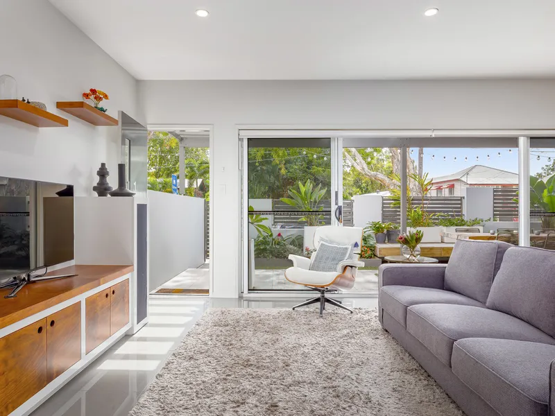 Executive Townhome With Direct Street Access & City Views - Virtual Inspection Available!