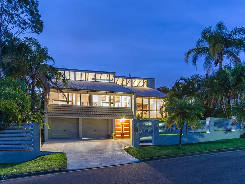 BIG FAMILY HOME WITH VIEWS ... PRIME, CENTRAL LOCATION ... THE PERFECT ENTERTAINER !!!