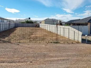 Short Stroll to Moonta Beach!