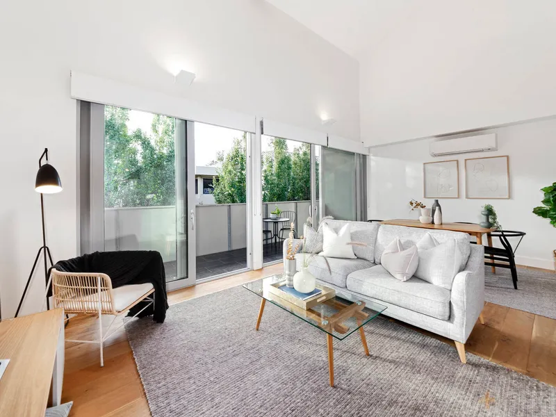 SUN-FILLED EASY-CARE LUXURY