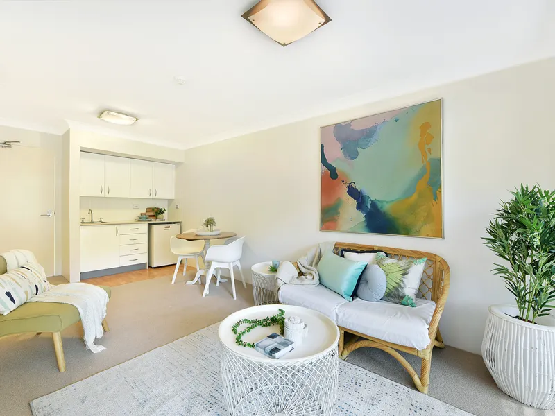 Light & bright first floor serviced apartment