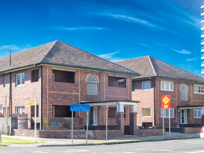 Spacious Unit, 1 Minute walk to the Station