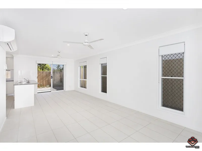 3 BED, A/C, MINUTES TO GATEWAY Large living space unit, gas cooktop, covered patio