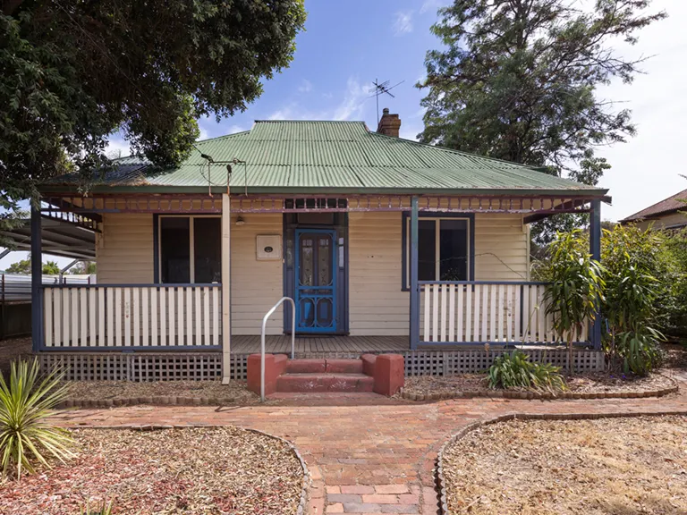Weatherboard Cottage with a Difference