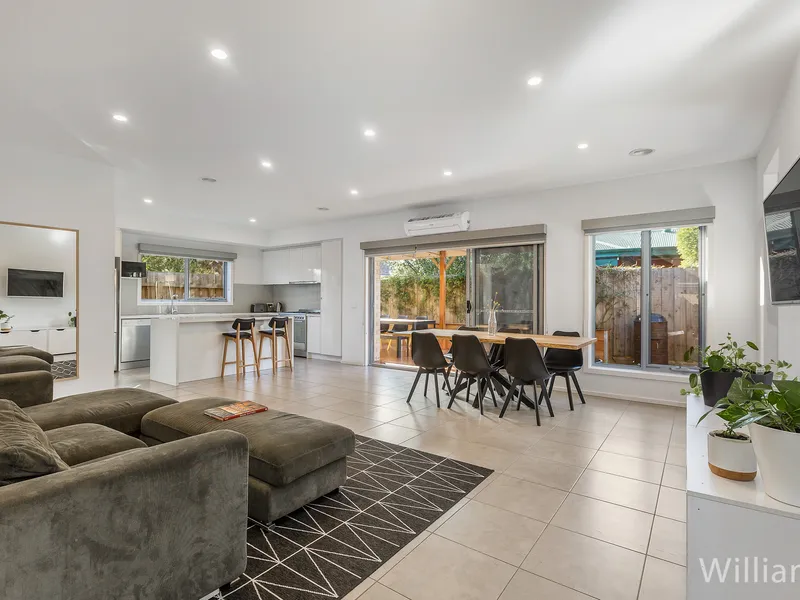 BAYSIDE LIVING WITH A DOUBLE GARAGE