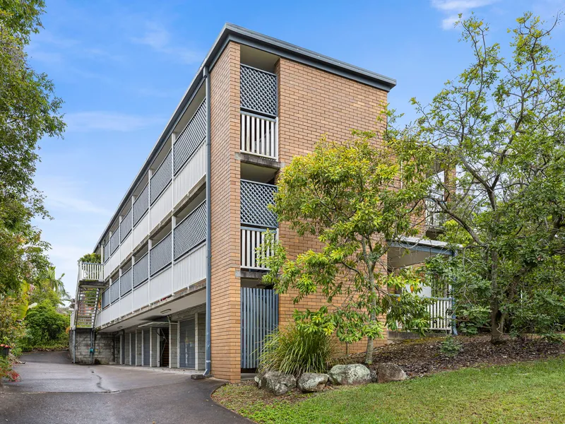 Spacious One Bedroom Apartment close to Indooroopilly and Taringa Amenities