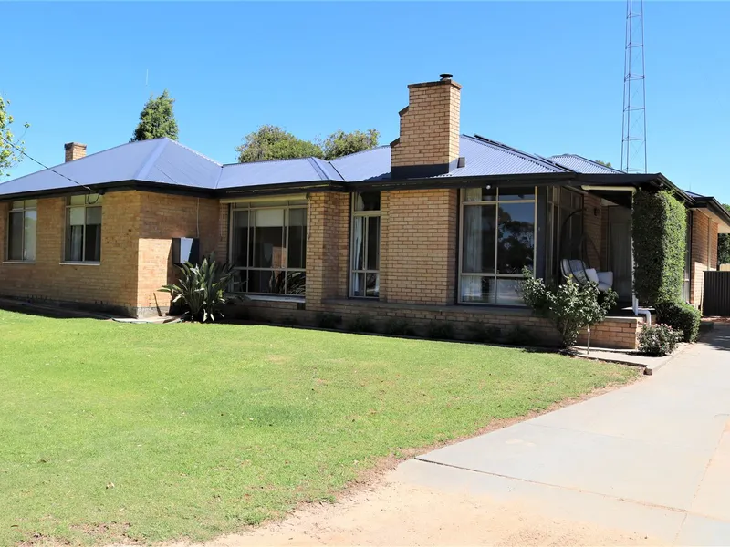 Immaculate home, semi-rural living at its best