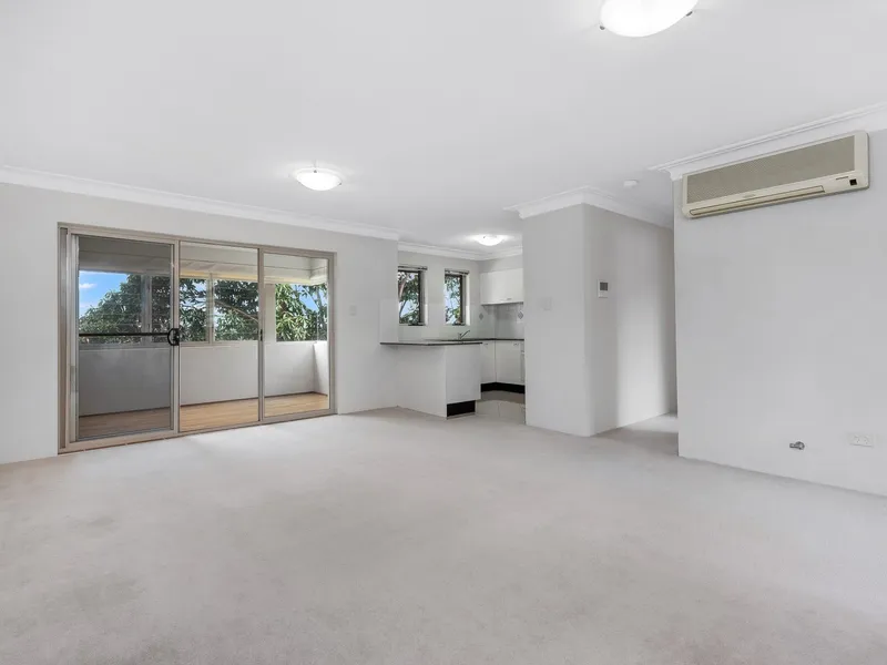 Quiet & Modern Once Bedroom Plus Study Apartment in Popular Complex