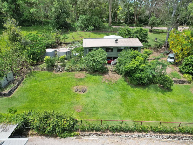 Country living on a 2017m2 split level block in semi-rural Perwillowen