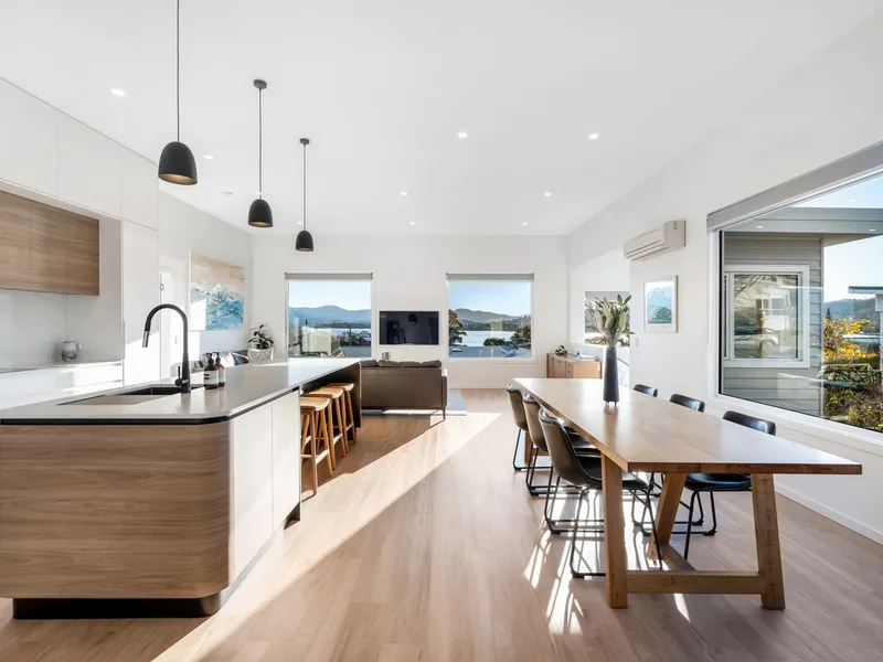 Impeccably renovated family home with spectacular views
