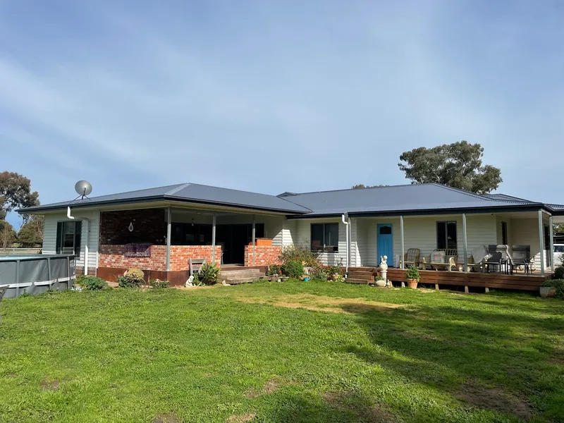EXECUTIVE LIVING WITH RURAL LIFESTYLE