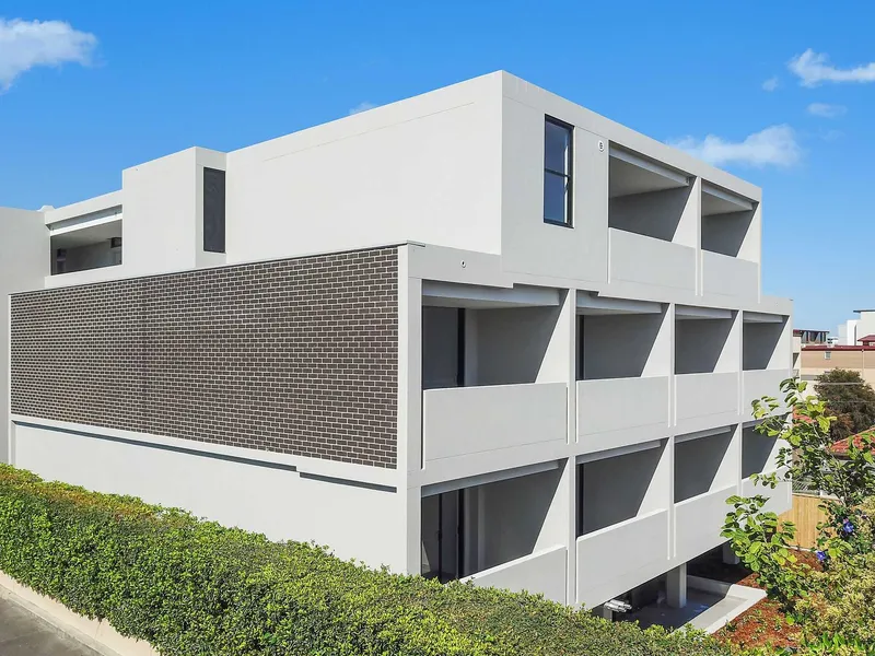 LEASED! NEAR NEW LARGE STUDIO APT W/ GARDEN VIEW