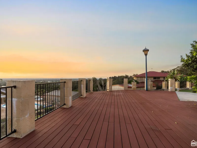 ENJOY THE VIEWS WITH HUGE FAMILY LIVING AND A GRANNY FLAT!