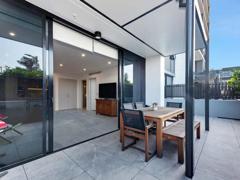 Large 1 bedroom apartment with courtyard