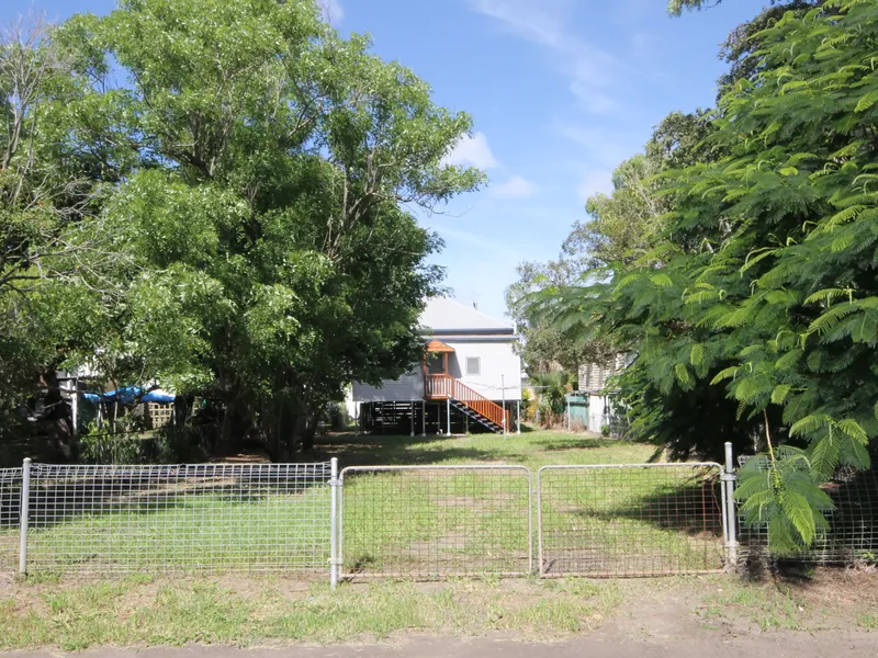 $155,000. NEW STEEL STUMPS. CLADDED. NEW STAIRS. 3 BEDROOMS. AIR CONDITIONED.  BACK LANE ACCESS.