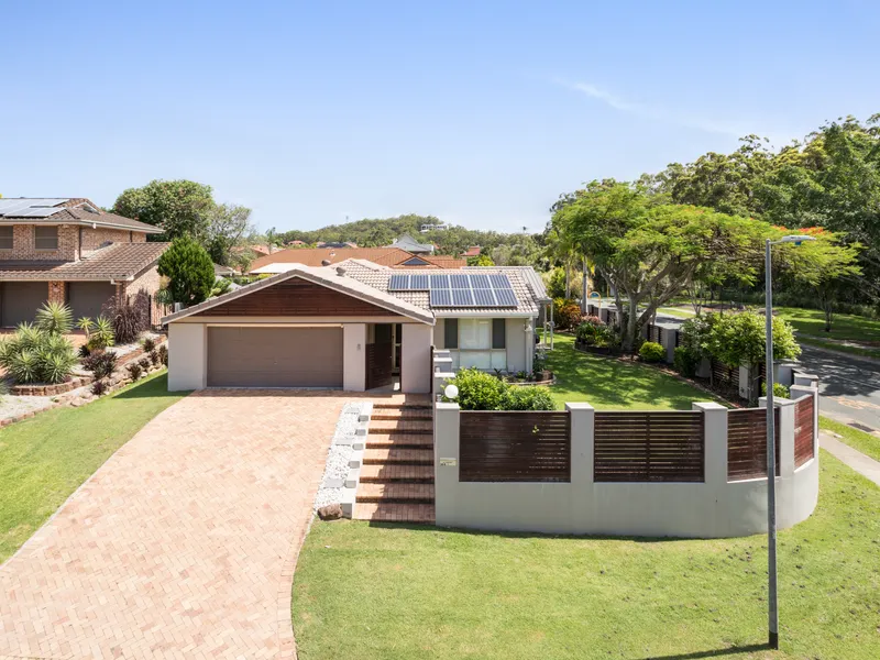 Quality and Class in tightly held Aspley Grove Estate