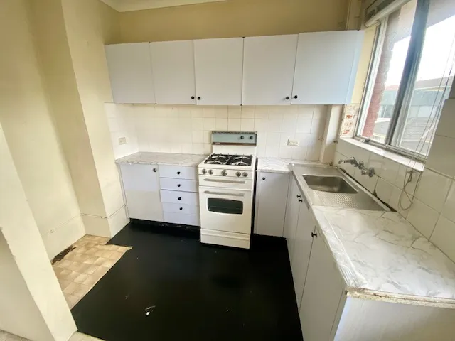 CONVENIENT LOCATION + GAS COOKING
