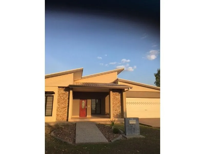 Stunning  - Large 5 Bedroom 3 Bathroom Home with fence pool pet friendly