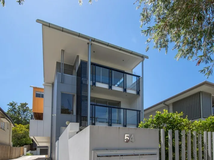 STUNNING & SPACIOUS 3 BEDROOM TOWNHOUSE