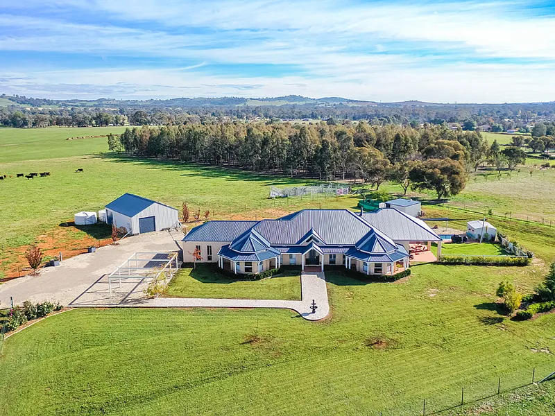 COMMANDING LIFESTYLE PROPERTY