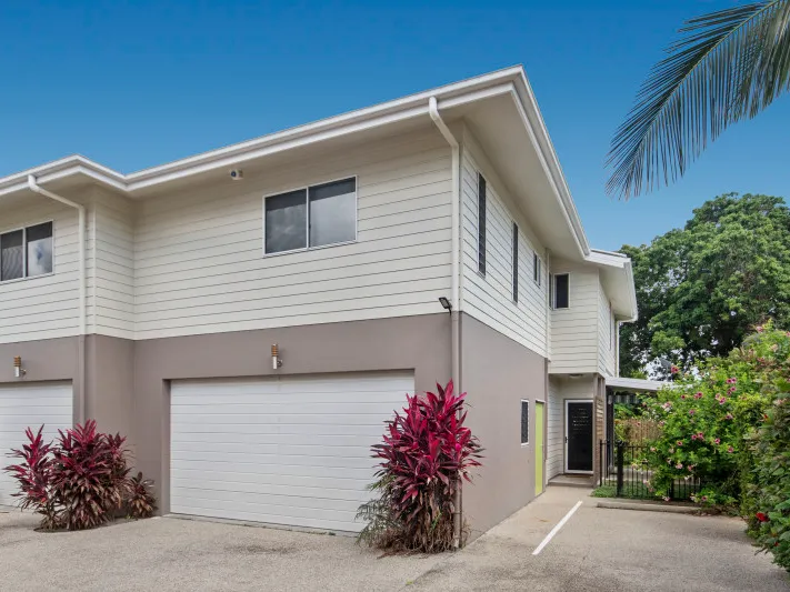 SPACIOUS END TOWNHOUSE IN A WELL MAINTAINED COMPLEX - WILL BE VACANT & READY FOR OWNER OCCUPIER IN THE NEAR FUTURE.