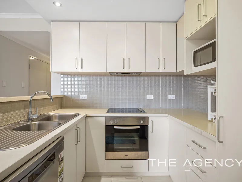 Spacious Ground-Floor Apartment - Supremely Convenient Location!